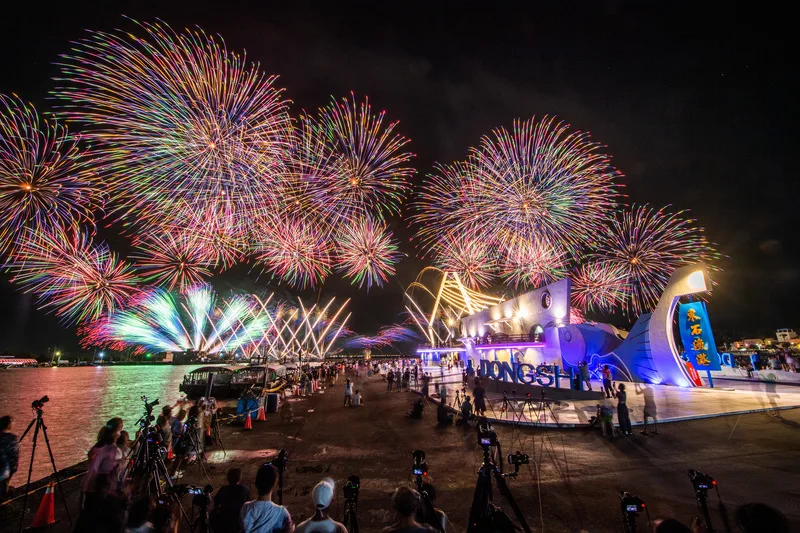 嘉義縣2025東石海之夏活動6日中秋夜將施放備受期待的「海上煙火秀」，時間長達12分鐘。圖為2024年煙火盛況。