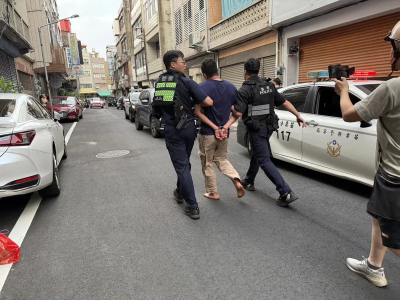 邱姓男子2日下午在苗栗縣苗栗市中正路不明原因持刀攻擊路人，造成3人受傷，警方前往邱姓男子住處攻堅逮人，目前朝殺人未遂罪嫌偵辦。中央社