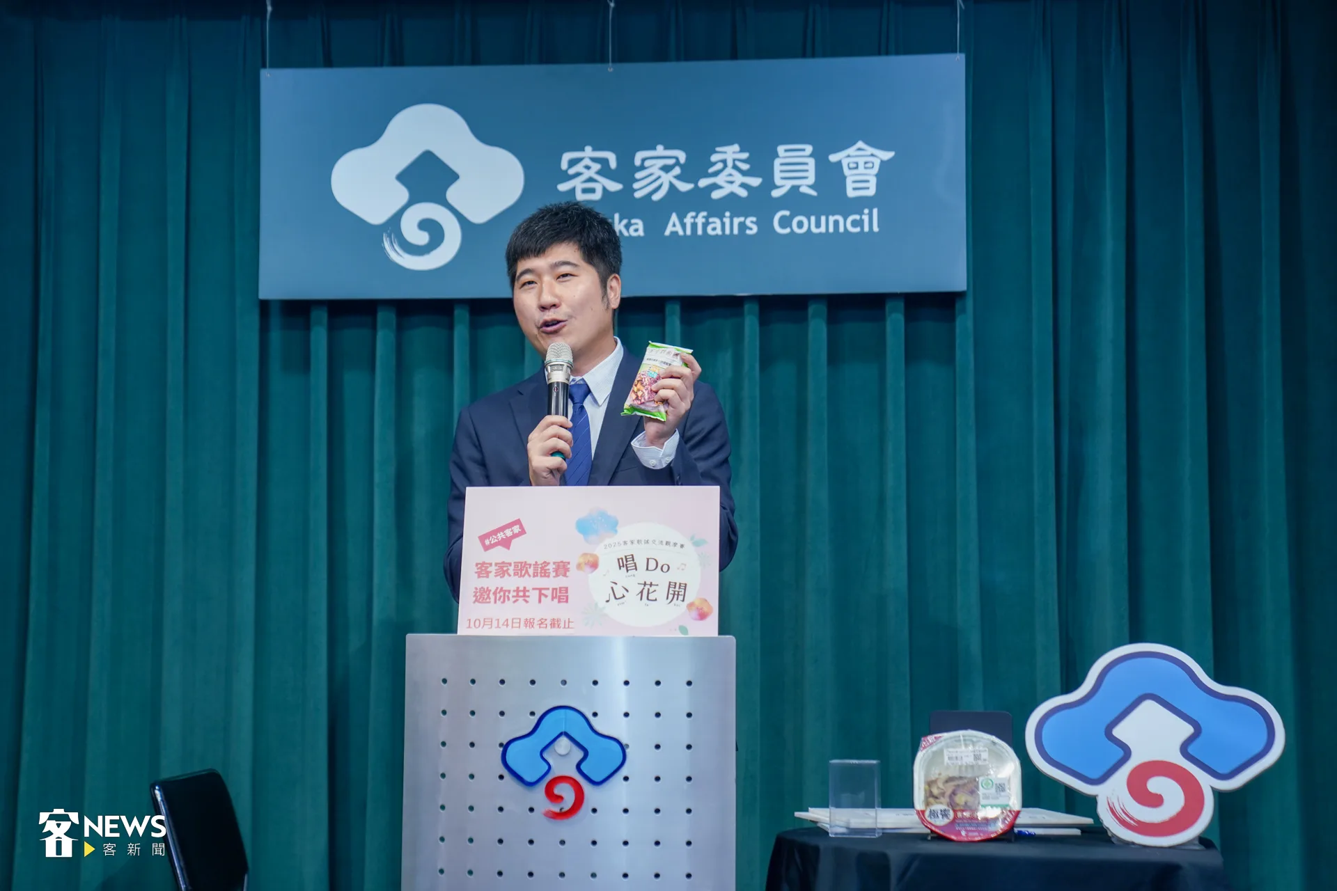 記者會最後,邱星崴還特別介紹便利商店推出的客家風味商品。洪藝晅攝