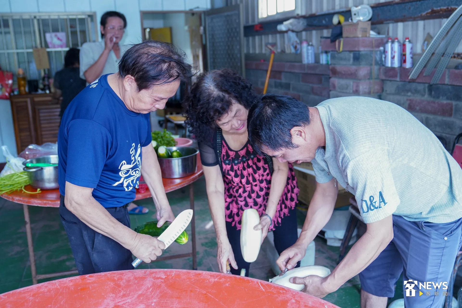 多人分工合作,加快備料過程。洪藝晅攝