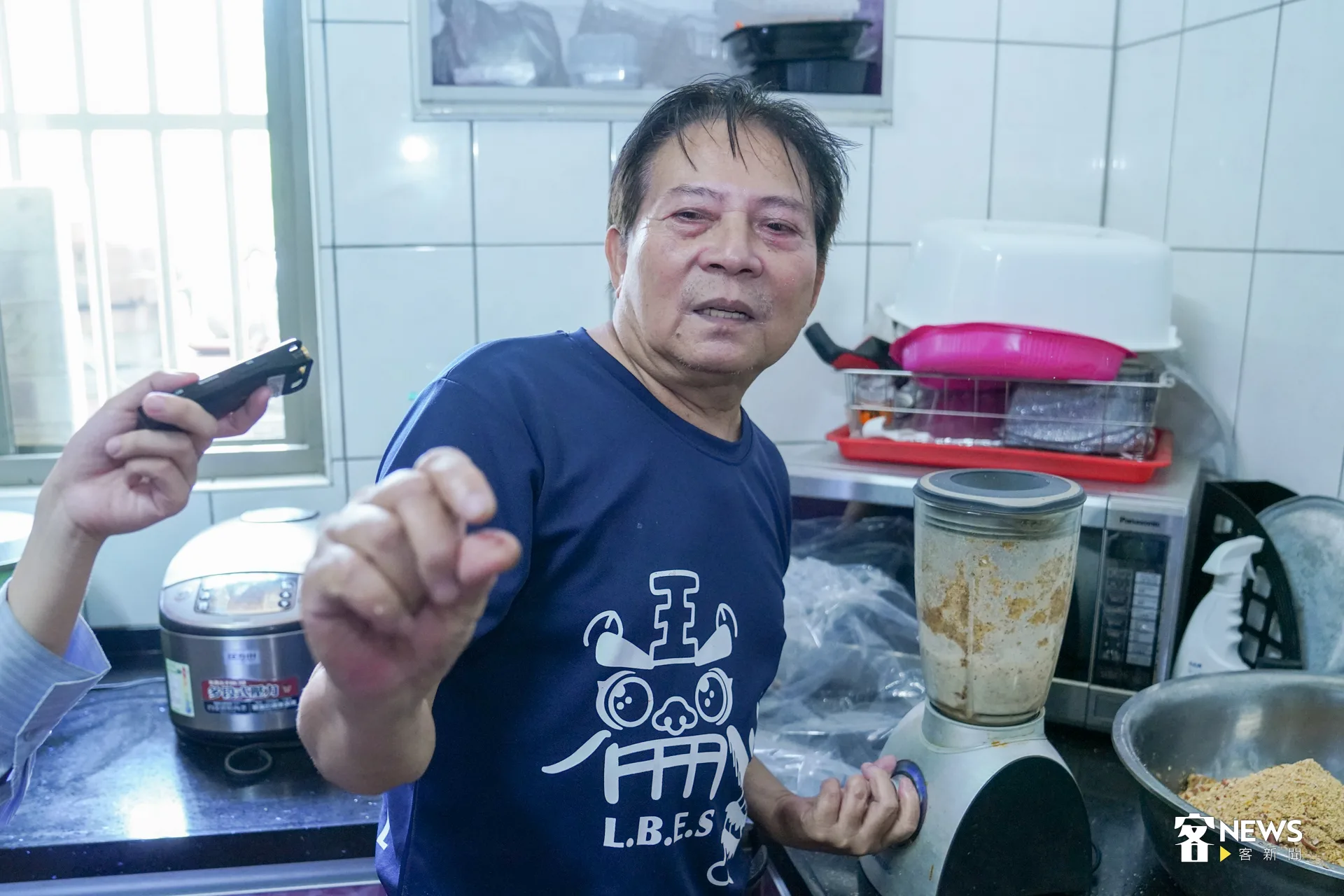 崙前社區理事長李日城忙著備料,他說炒花生是美味關鍵。洪藝晅攝