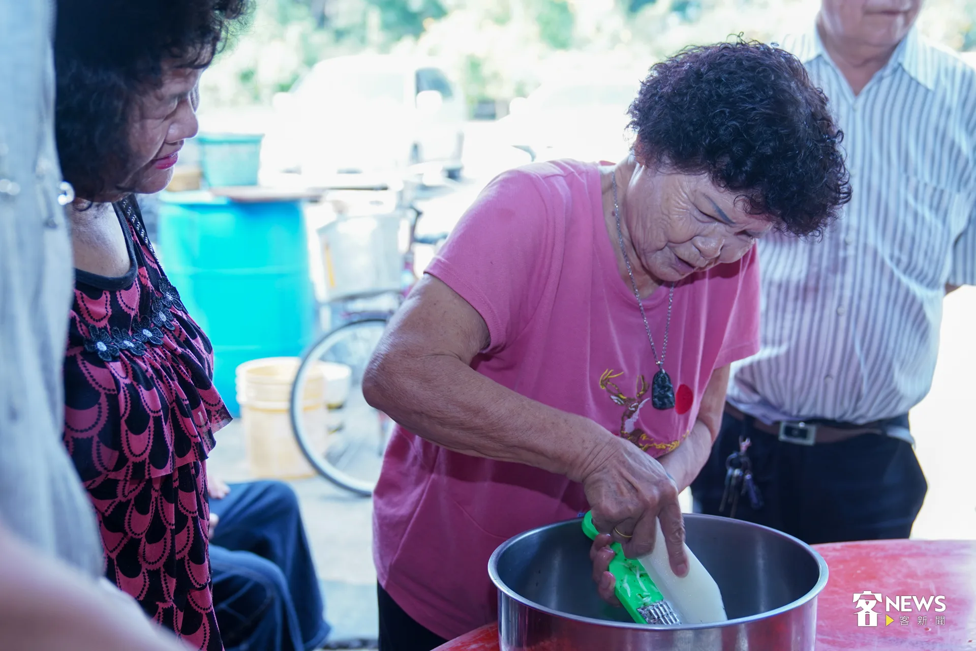 80歲的阿婆備料起來仍活力十足,樂在其中。洪藝晅攝