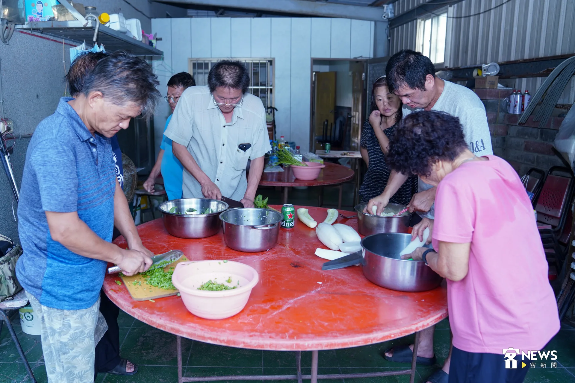 崙背在地人三三兩兩圍在一起,邊備料邊聊天。洪藝晅攝