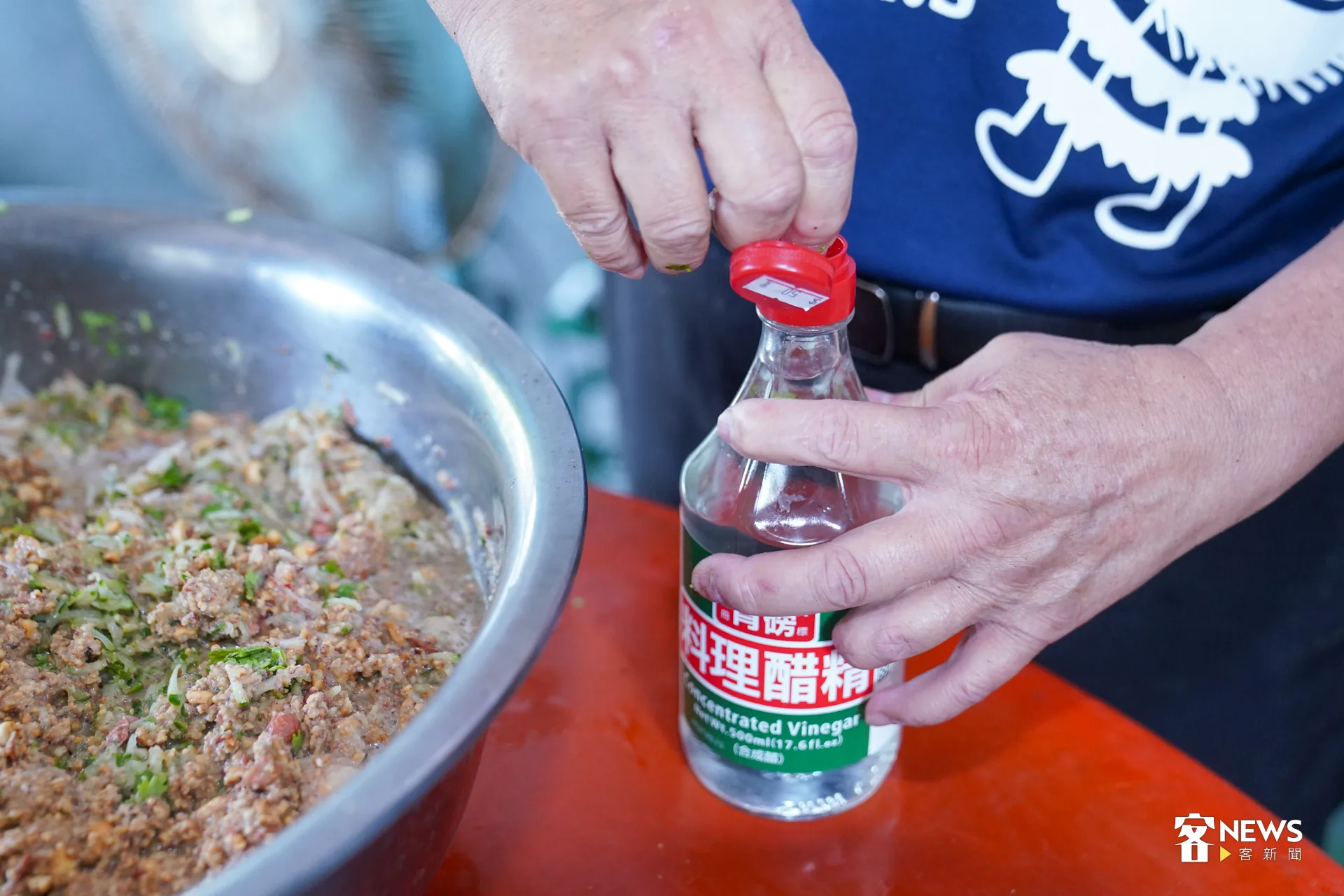 李日城說,一定要用醋精才夠酸,白醋或烏醋都不能替代。洪藝晅攝