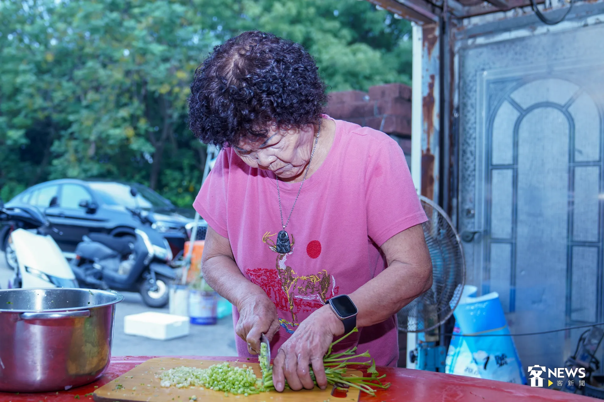80歲的崙背阿婆說,這道料理從小吃到大。洪藝晅攝