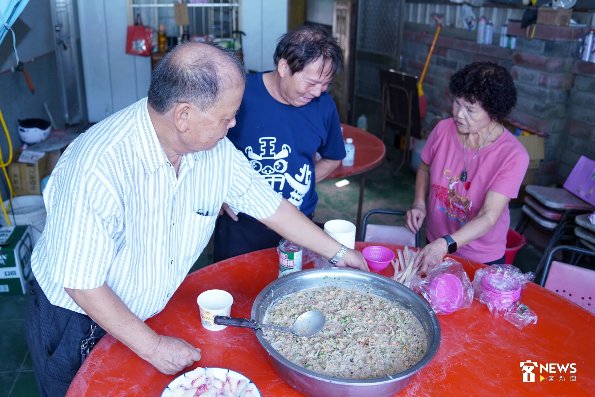 李日城說,現在難得做一次台灣料理,有時會做大量,分送給左鄰右舍。洪藝晅攝