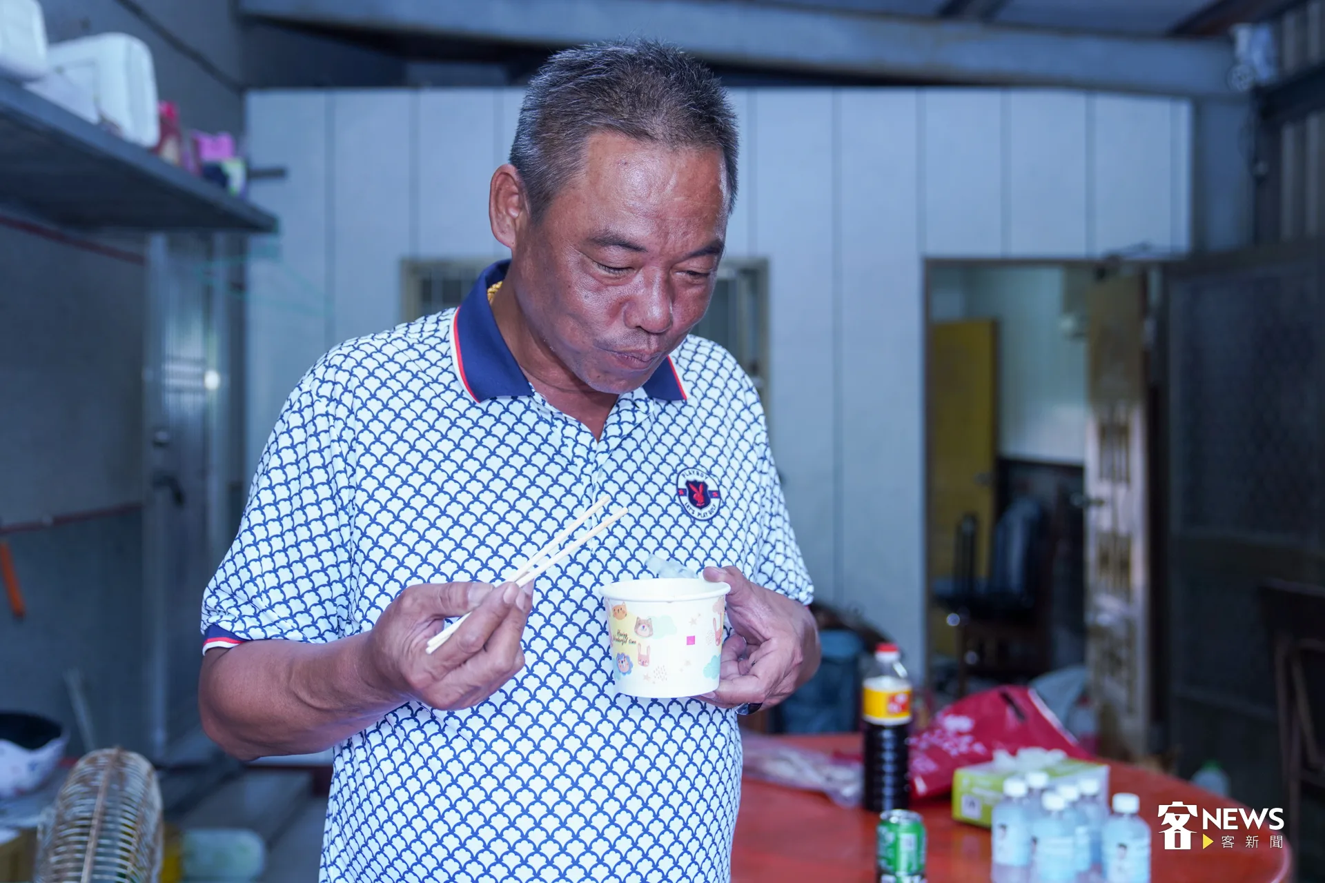 第一次品嘗台灣料理的阿伯說,酸甜鹹辣都有,口感脆脆的,很好吃。洪藝晅攝