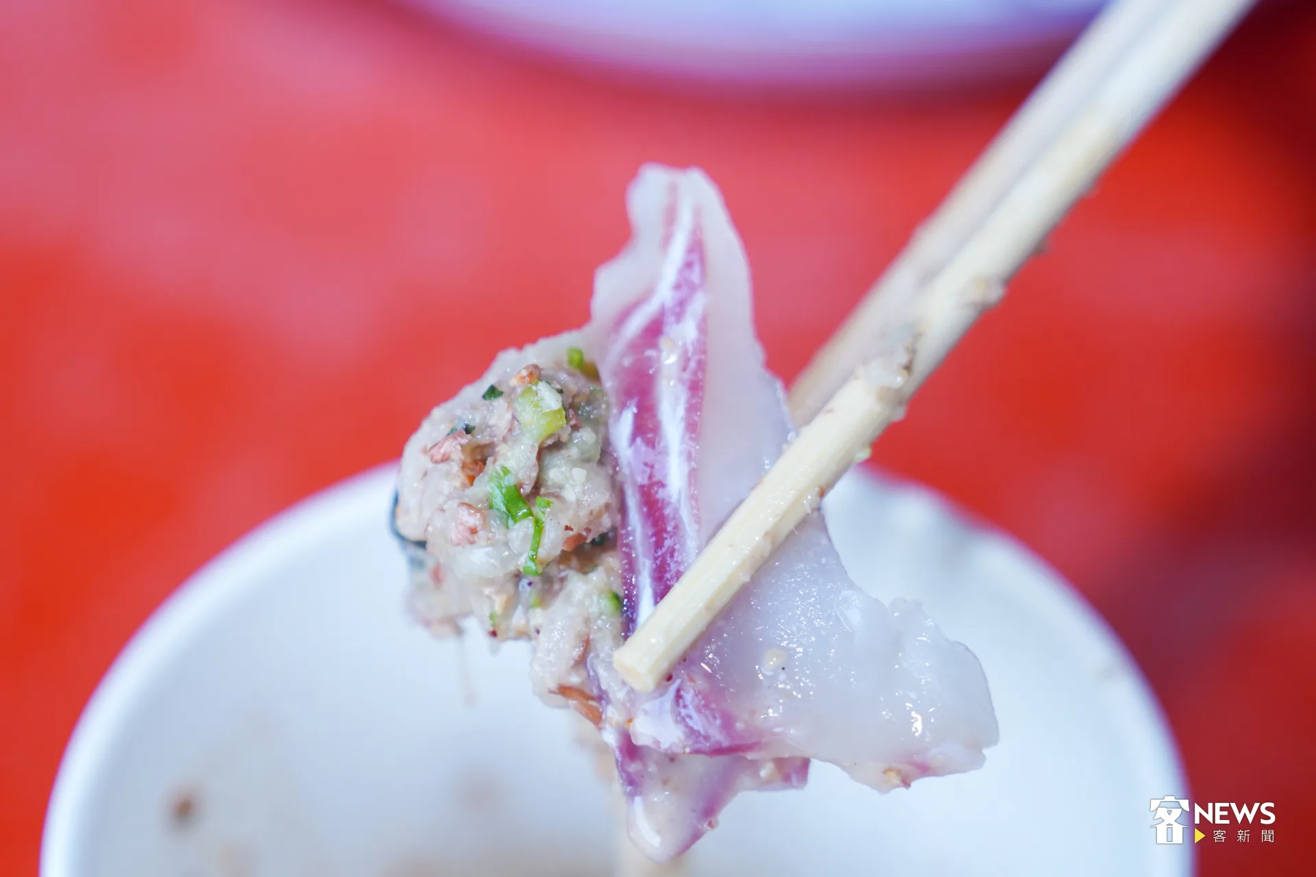 魚片搭配「台灣料理」一起入口,爽脆清香,味道驚喜。洪藝晅攝