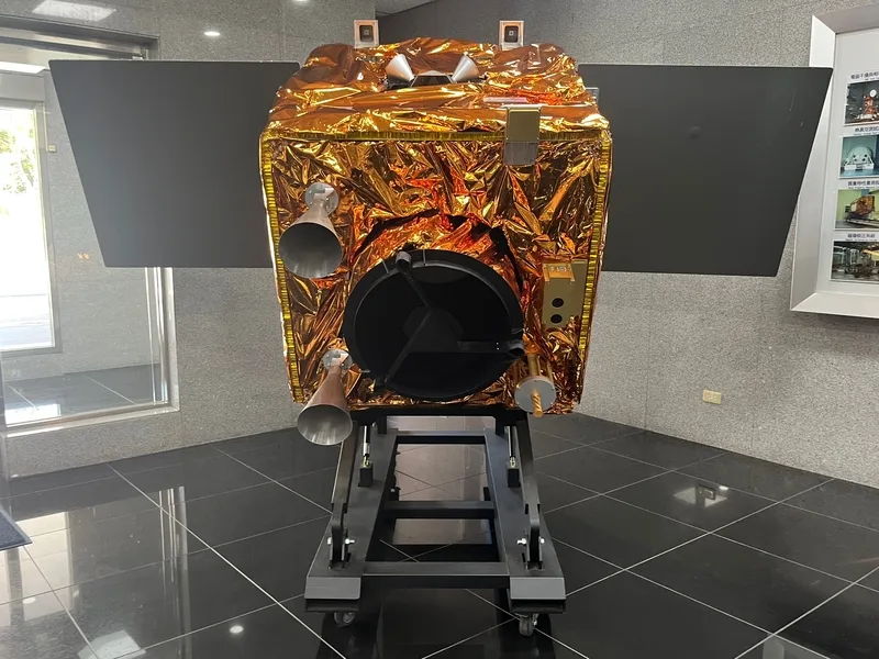 台灣首個自製光學遙測衛星星系「福衛八號」第1顆衛星「齊柏林衛星」7日起運,將運抵美國加州。圖為齊柏林衛星模型。中央社