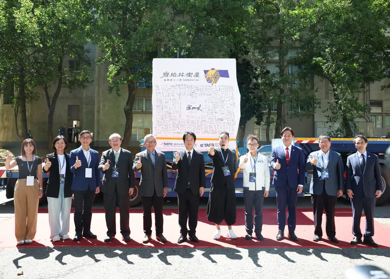 「福衛八號」是台灣第1個自製的衛星星系,共有8顆光學遙測衛星,其中第1顆衛星啟運典禮7日在國家太空中心舉行,總統賴清德(中)、國科會主委吳誠文(左5)、民進黨立法院黨團總召柯建銘(左4)等人出席,見證台灣太空科技重要里程碑。中央社