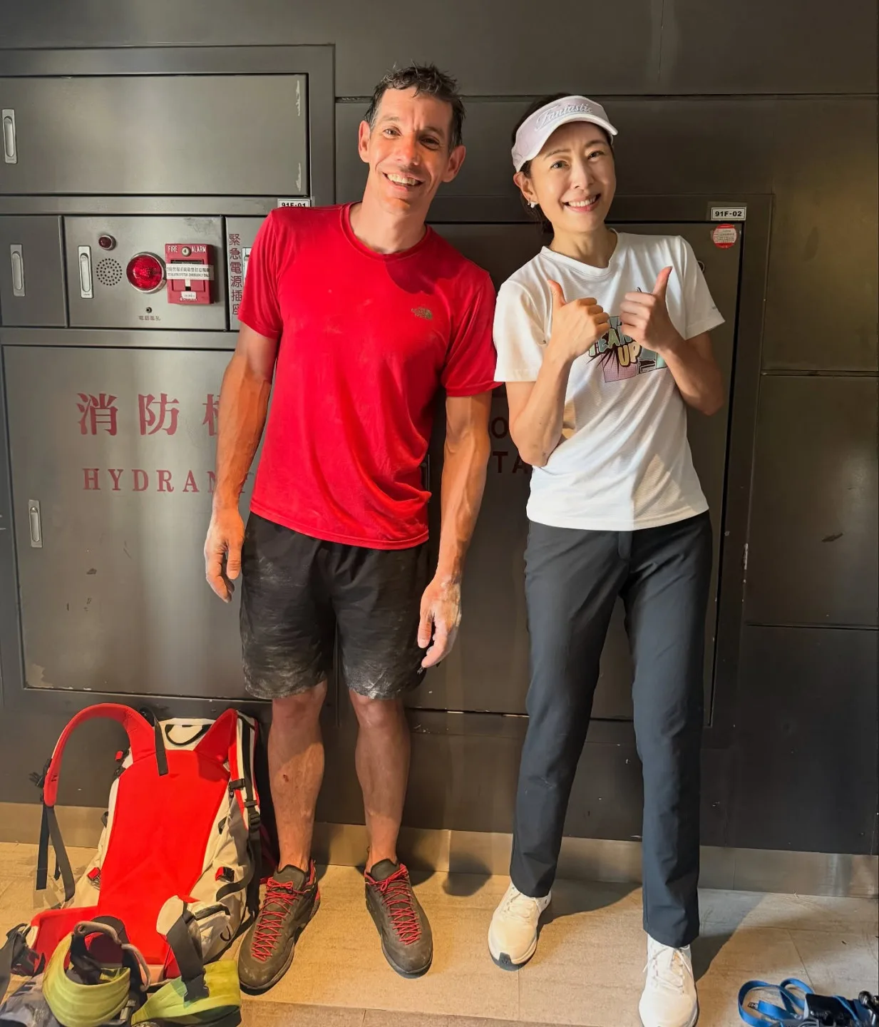 美國自由攀岩傳奇猛將Alex Honnold宣布，將於明年以自由攀登方式，挑戰摩天大樓台北101，過程將在Netflix全球現場直播。翻攝自賈永婕FB