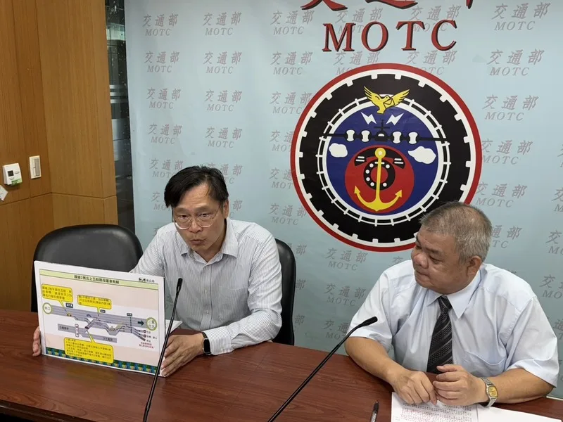 交通部高速公路局工務組科長李忠彥(左)7日表示,國道1號五股交流道增設北出匝道改善工程進入收尾階段,預計可於10月底前完工通車。中央社