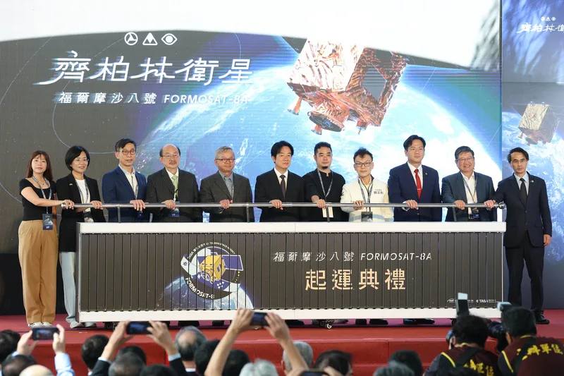 台灣自製「福衛八號」齊柏林衛星7日在國家太空中心舉行起運典禮,總統賴清德(中)、國科會主委吳誠文(左5)、民進黨立法院黨團總召柯建銘(左4)等人出席,一同啟動儀式。中央社