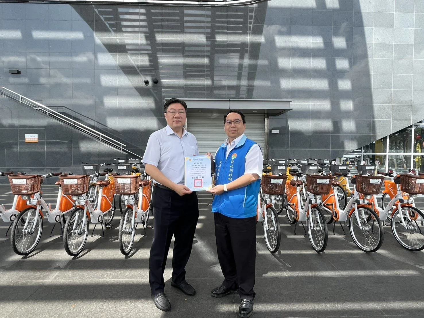 響應竹縣綠色交通政策,保樂資產捐贈「昌益科技產發園區」YouBike站,竹縣府頒贈感謝狀。竹縣府提供