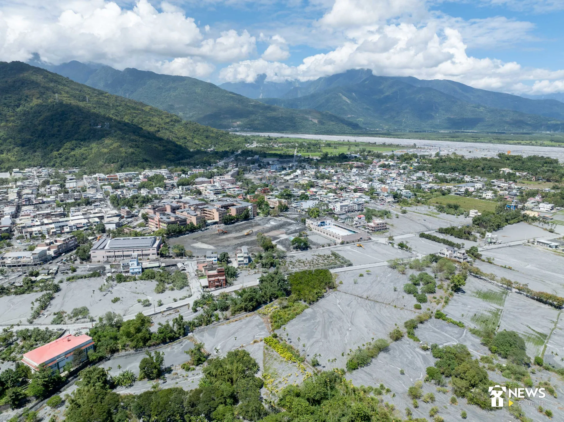 馬太鞍溪堰塞湖溢流後，光復災區覆滿淤泥。資料照。范修語攝