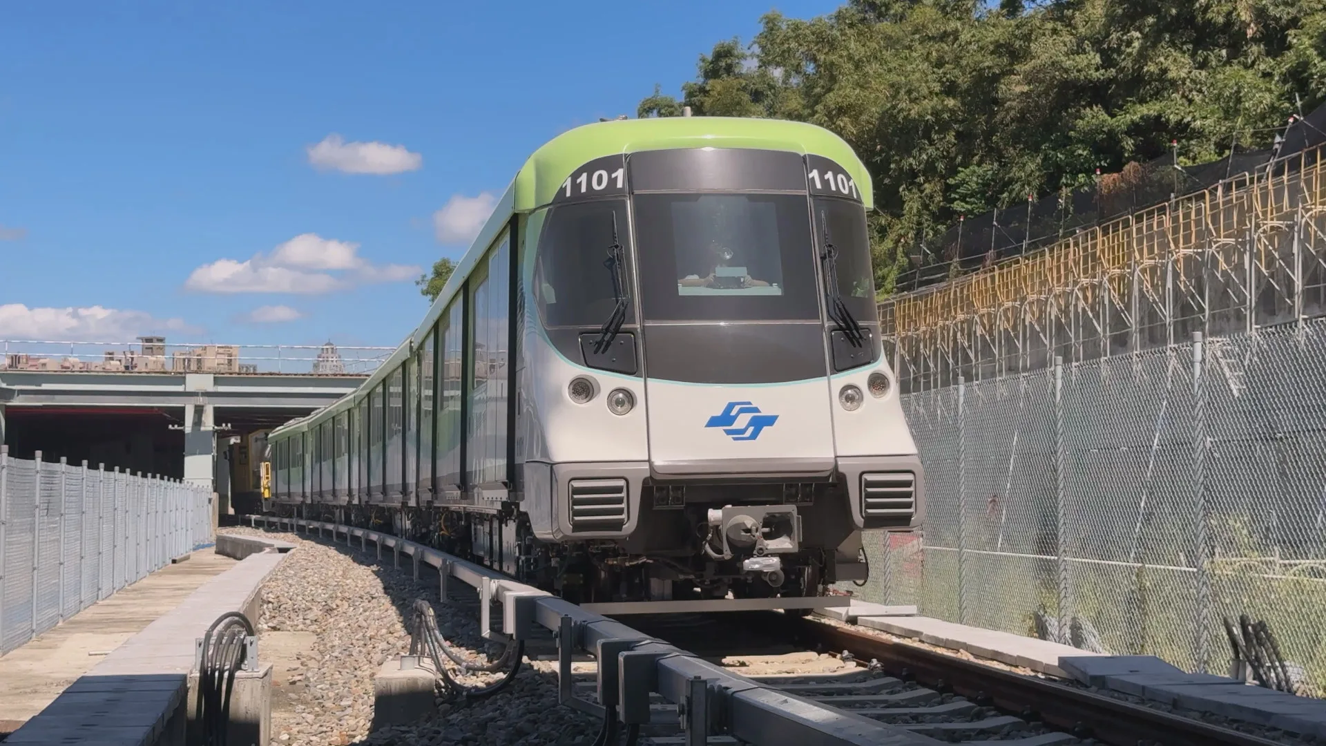 萬大中和線列車測試中。新北市政府提供