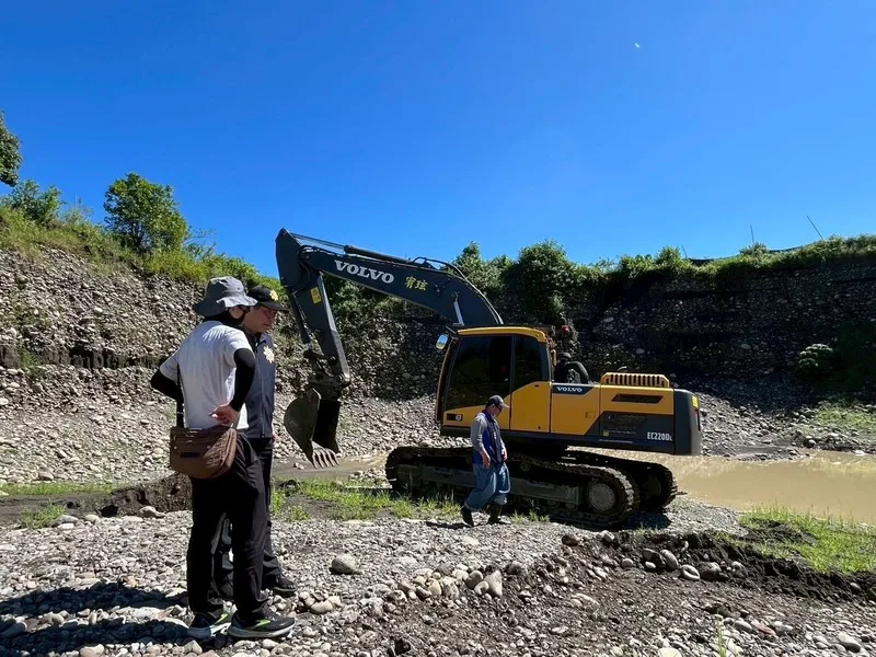 高雄美濃遭盜採砂石案引發關注，橋頭地檢署近期破獲吉安段溪埔寮某地號農地遭盜採出現坑洞，深度達12公尺，且危害地下水源安全；依竊盜、廢清法等罪聲押羅姓主嫌等4人獲准，並查扣重型開挖機具怪手1台。橋頭地檢署提供
