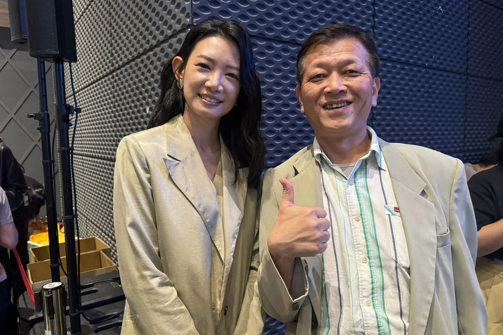 客家電視是客語復振的重要環境。左為客家電視台前新聞主播吳奕蓉,吳奕蓉當天是客聲獎的頒獎人,右為筆者楊國鑫,攝於2025年第四屆客聲獎頒獎典禮。楊國鑫提供