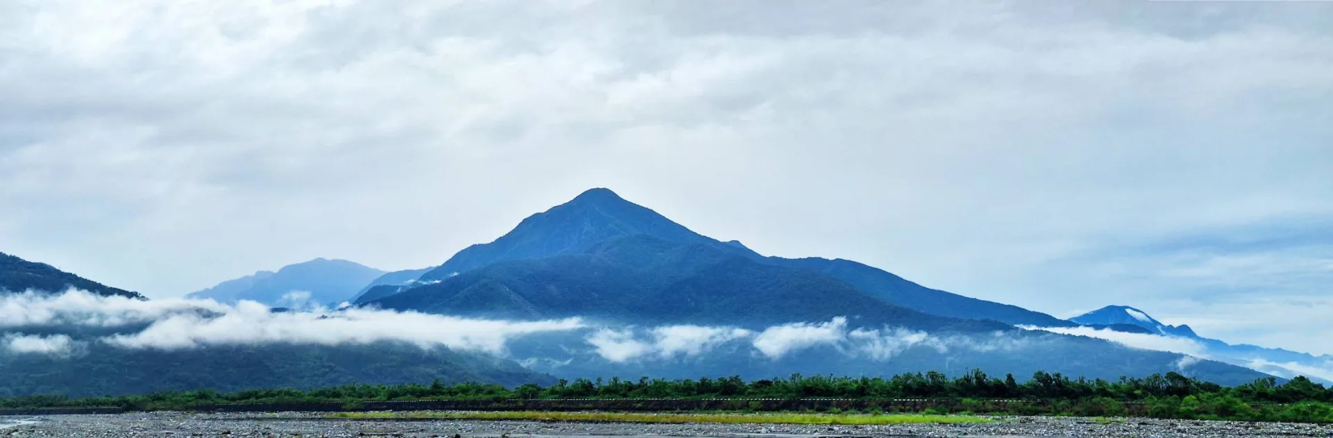 Afo Lonok分享閒暇時拍攝的照片,白雲漂浮在靛藍色山岳的腰間。馮先鳳提供