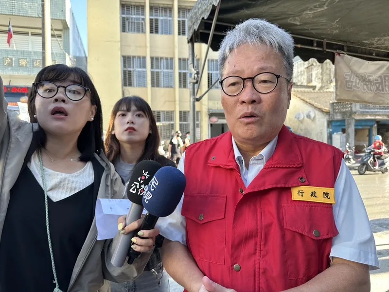花蓮馬太鞍溪堰塞湖釀災，行政院7日啟動發放災後慰助金及一站式服務平台；政務委員陳金德（右）到花蓮光復鄉的服務平台關心作業流程，並接受媒體聯訪說明相關規則。中央社