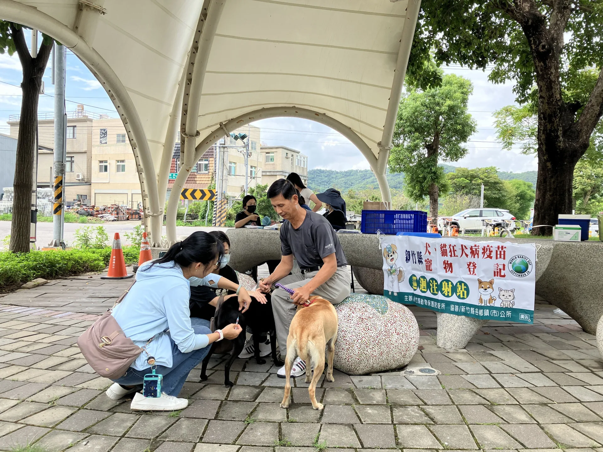 新竹縣政府動物保護防疫所0月10日早上9至11時，邀請縣民朋友攜帶家中犬、貓，赴動保所施打免費動物狂犬病疫苗及寵物登記。竹縣府提供
