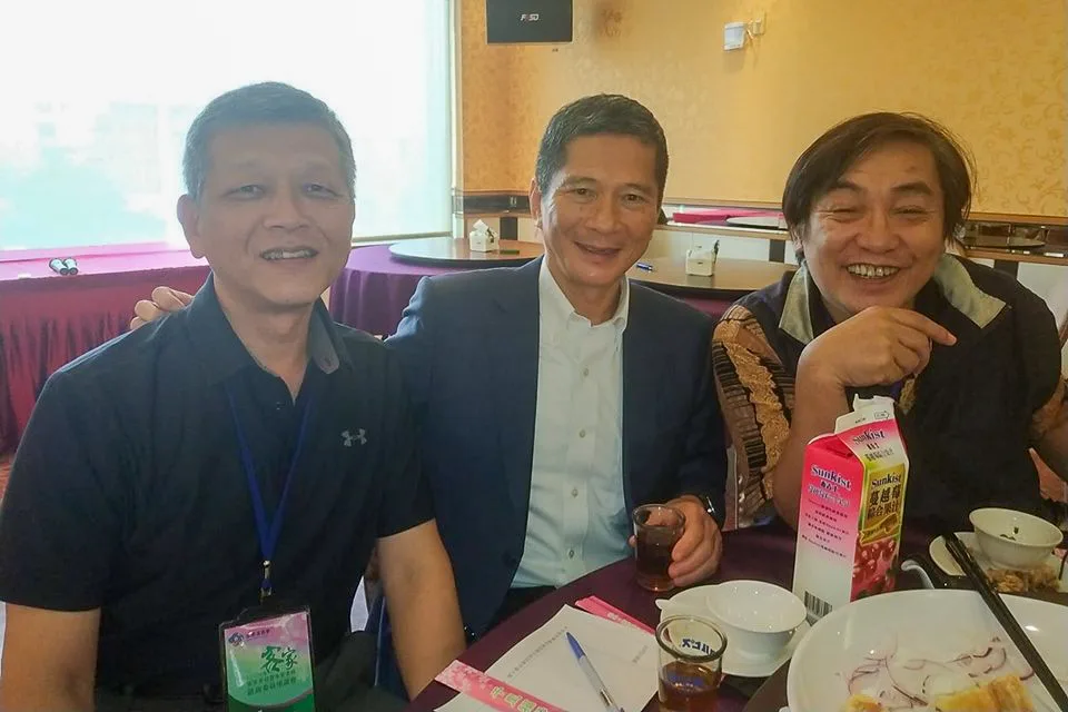 客家委員會是客語復振的重要推手。照片中間為在任最久的客委會主委李永得,右一為知名記者陳權欣,左一為筆者楊國鑫。楊國鑫提供