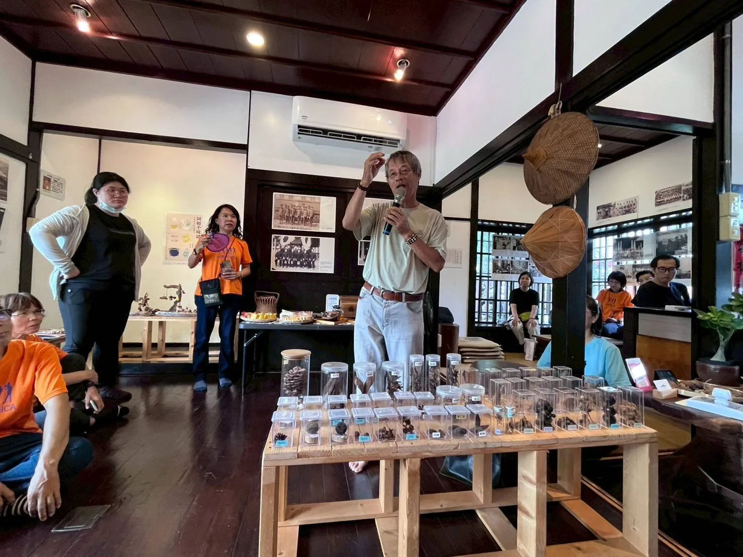 在苗栗造橋這片充滿生活氣息的客庄裡，「山線百年客家輸出」駐地工作站，推出全新展覽「阿姆个味緒｜時間釀成的香氣漬味」系列展之二「香氣展｜氣味的魔法」。山線百年客家輸出提供