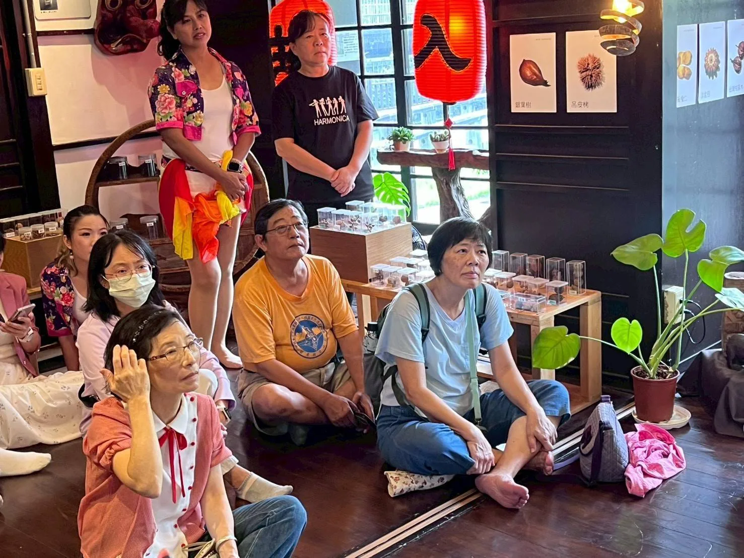 「她不是巫女，卻知道哪種葉子能退熱、哪種根能止咳、哪種香氣能讓孩子安心入睡。」香氣展以「阿姆个味緒」為核心。山線百年客家輸出提供