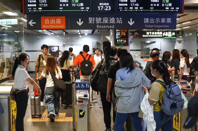 中秋連假將於4日展開,高鐵台北站驗票閘門3日傍晚陸續湧現乘車人潮,站務人員忙著引導。中央社