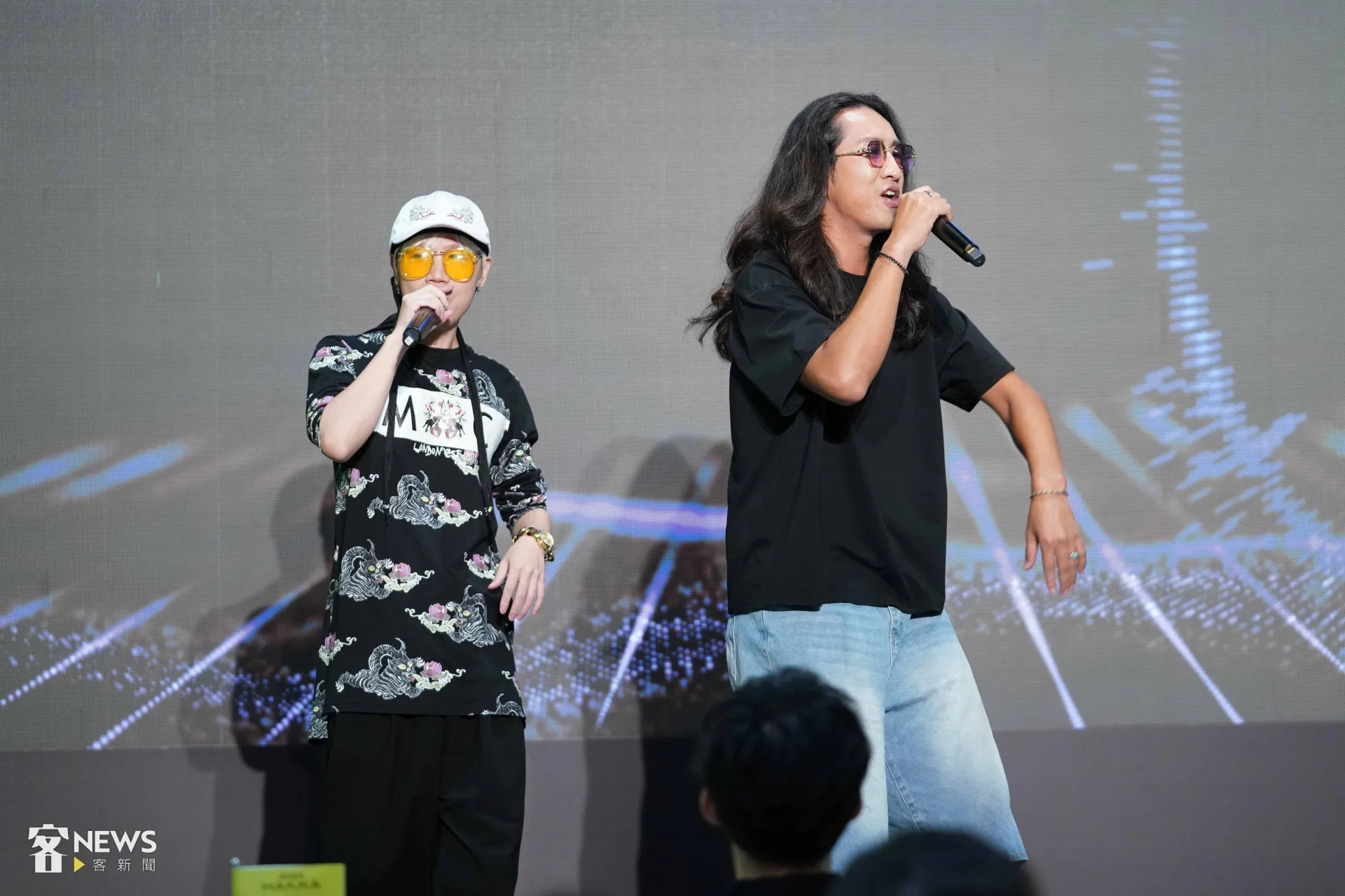 「拷秋勤」主唱朱皮(右)與歌手聖代(左)以客語rap一一唱名在場的入圍者,炒熱現場氣氛。李台源攝