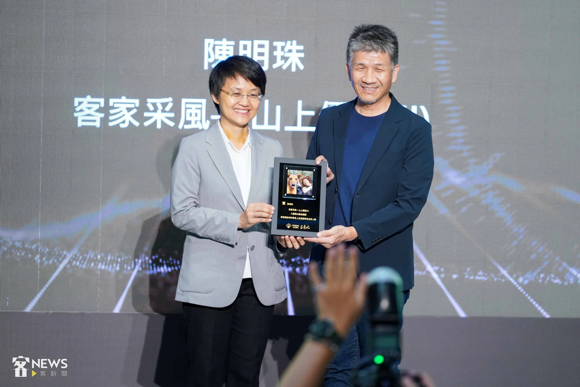 陳明珠以《客家采風—山上優雅》節目入圍金鐘獎,客傳會總經理莊勝鴻代表獲頒入圍獎狀。李台源攝
