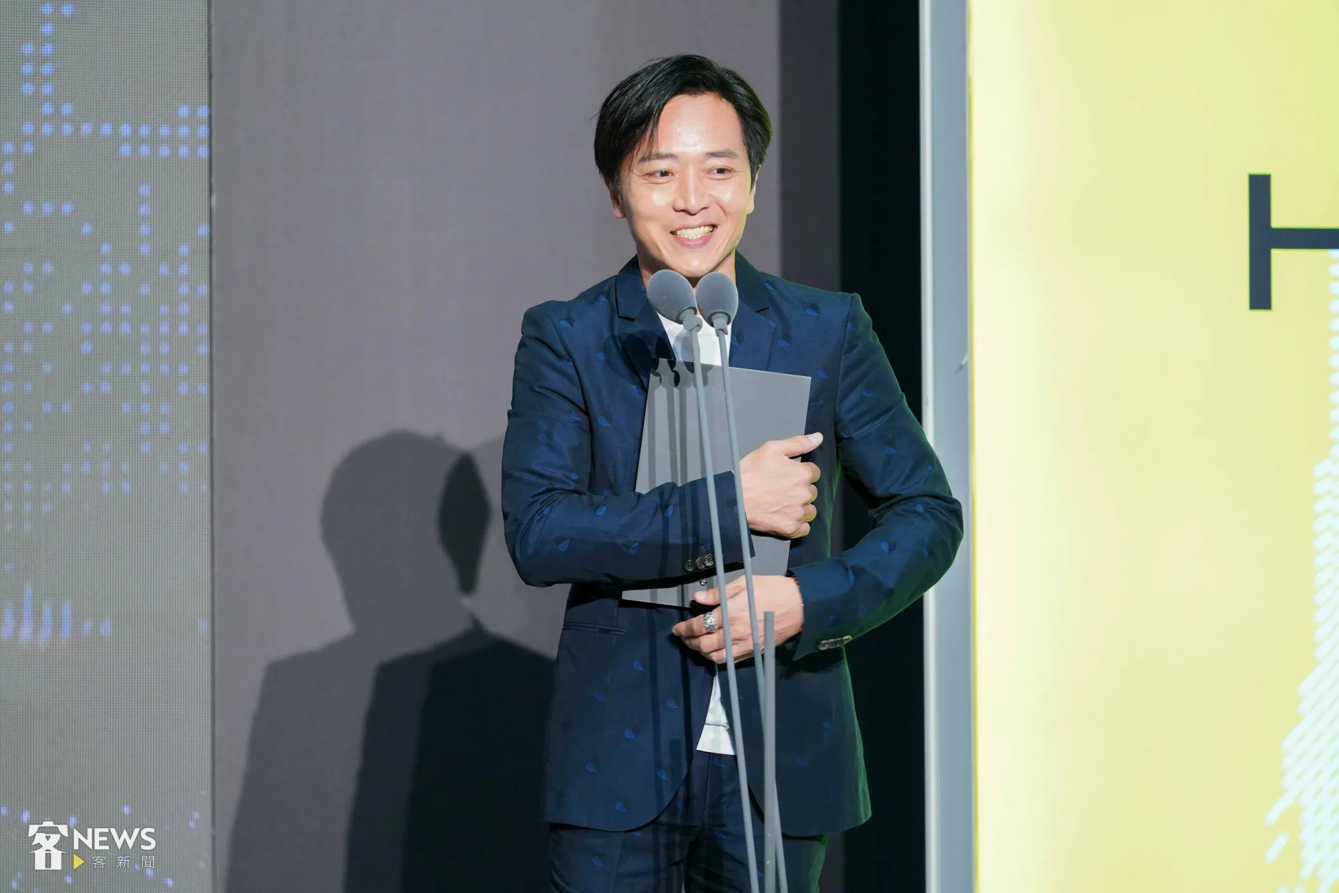 劉承恩抱著著入圍獎狀直呼「好喜歡;我沒有忘記我是客家的小孩」。李台源攝