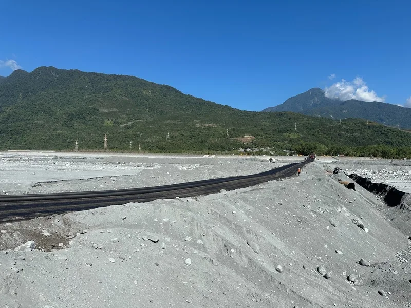 花蓮馬太鞍溪堰塞湖潰流沖斷馬太鞍溪橋,在工程人員日夜趕工的狀況下,10日下午3時台9線涵管便道就可以通車。中央社