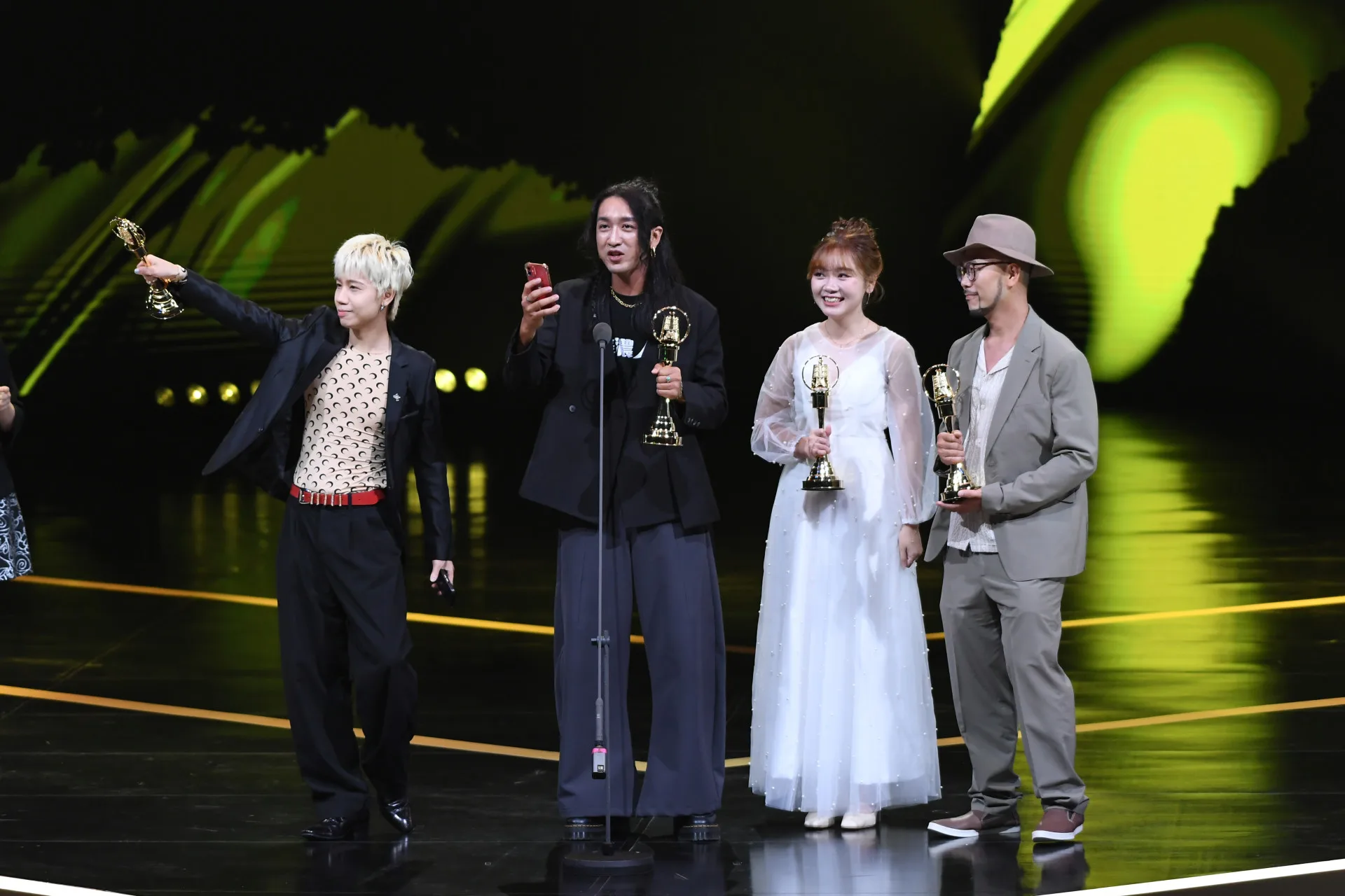 《音樂大亂鬥》奪下企劃編纂獎，左起聖代、朱皮、阿儒、阿Bald。三立提供