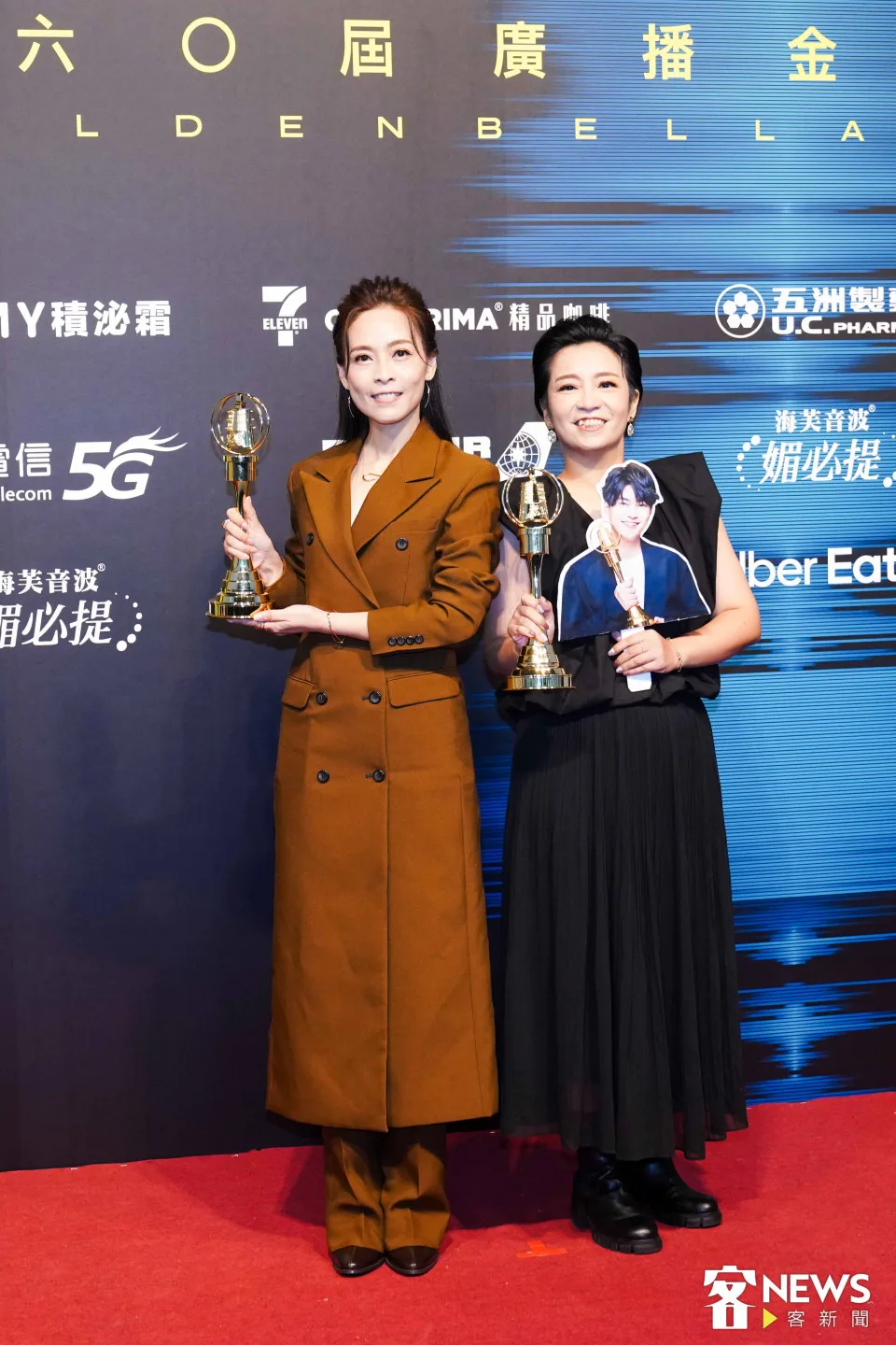 《劇透客語》主持人一顆梨子（羅亦娌）、阿凱翔（張凱翔）今年再度獲得生活風格節目獎主持人獎。羅亦娌（左）與節目企劃黃介筠（右）在後台合影。朱愷元攝