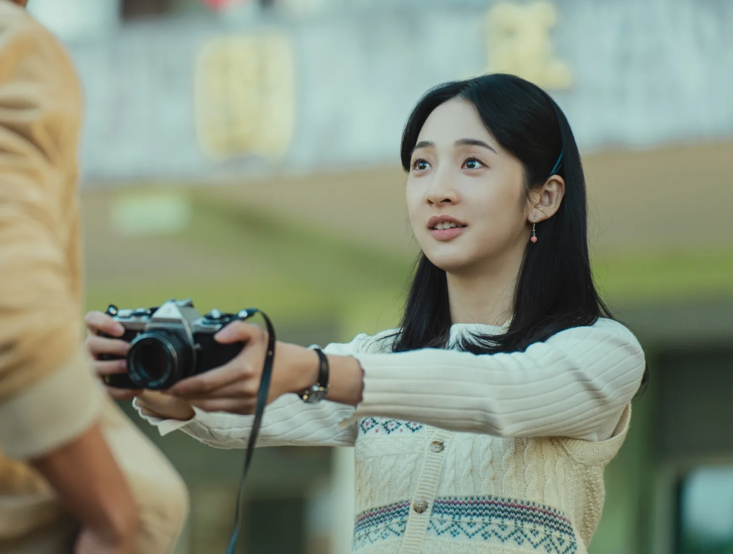 李沐在《那張照片裡的我們》飾演有閱讀障礙的賢英,透過鏡頭看世界,她表示主角們的勇氣與信念給了她很多力量。