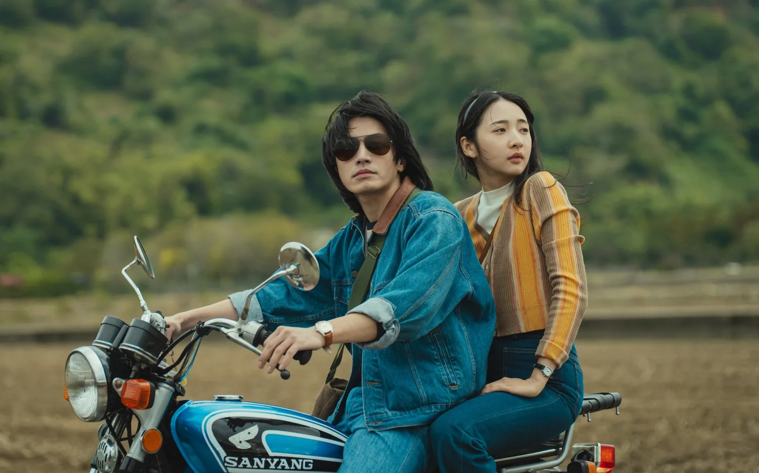 宋柏緯、李沐在新片《那張照片裡的我們》重返1977年,電影充滿復古懷舊氛圍。