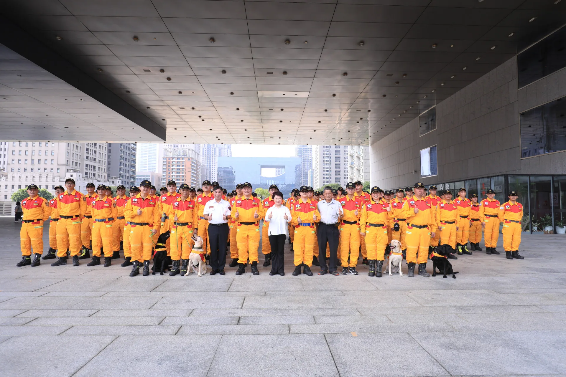 15日上午於台中市政大樓府前廣場舉行「特種搜救隊重型隊伍能力分級檢測授旗儀式」，由市長盧秀燕親自授旗。台中市政府提供