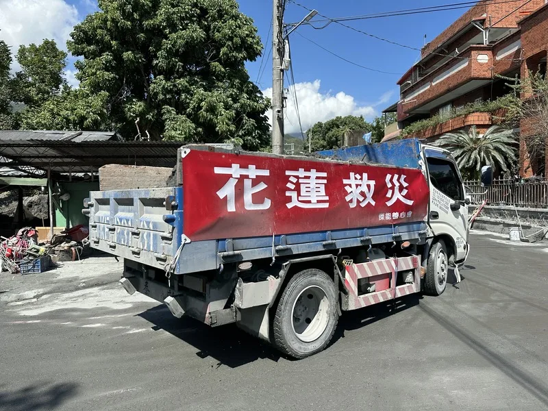 颱風風神恐形成，花蓮縣光復鄉仍在災後復原階段，中央前進協調所轉型編組為「中央緊急應變協調所」進行防颱整備。圖為至光復災區協助救災車輛。中央社