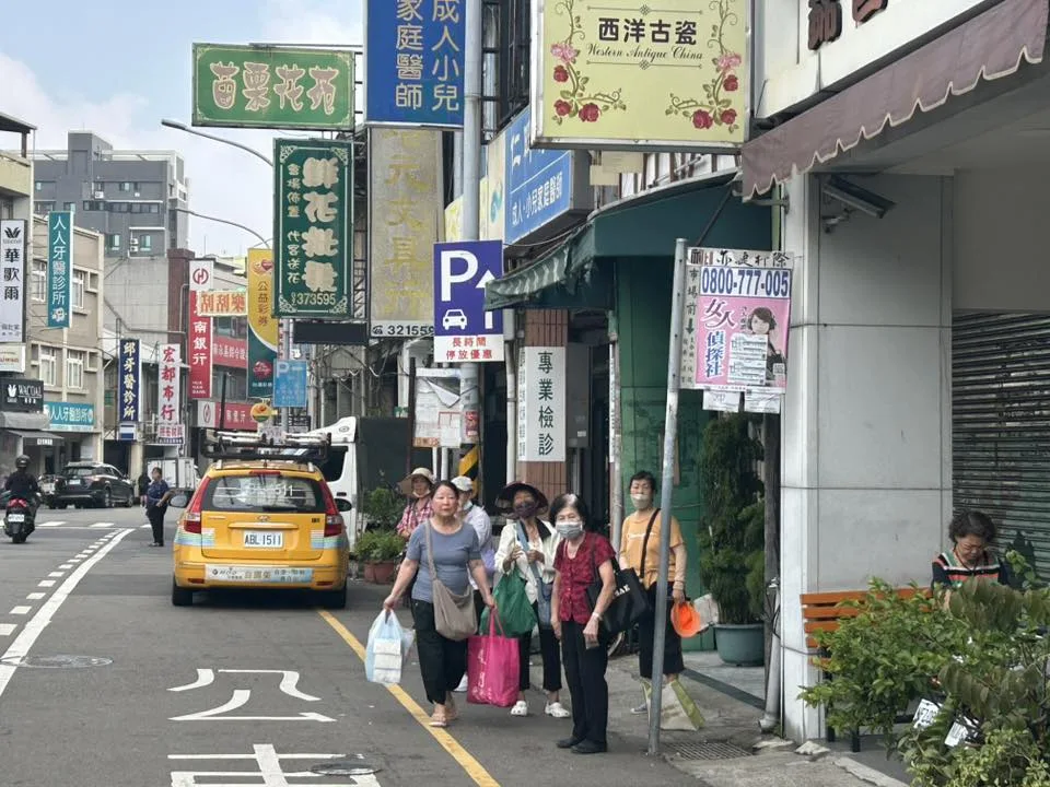 苗栗中正路市場街口，今天上午9點多還有很多人在那邊等無預警全面停駛的亦捷客運。翻攝徐裕逢FB