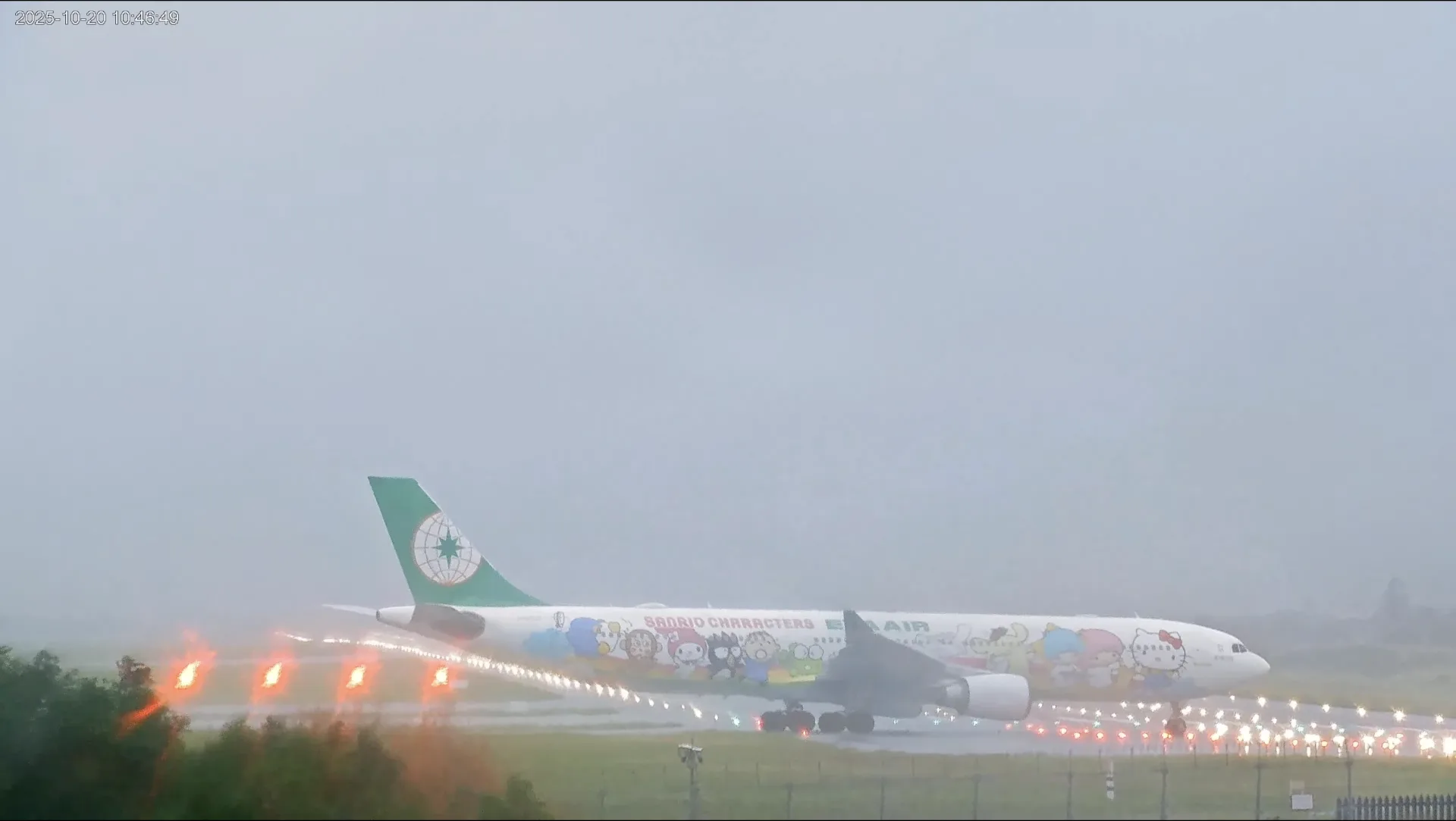 雖然觀景台暫時關閉,但民眾仍然可以透過桃園機場YouTube 24小時即時影像直播畫面,全天候觀看跑道與機坪動態。翻攝自 遊桃園 Taoyuan Travel YT