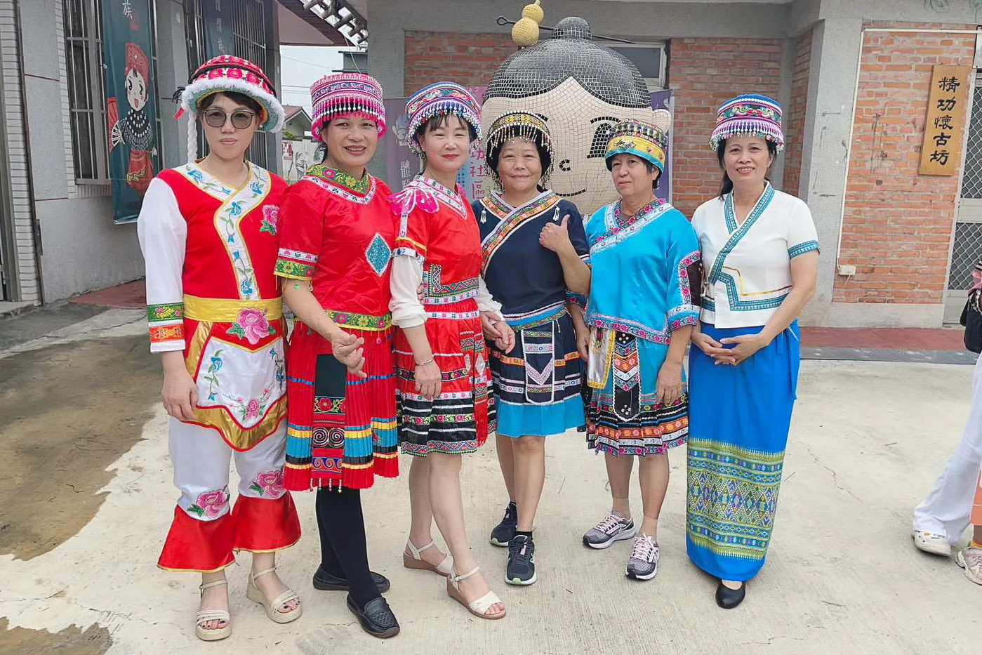 新住民著傳統服飾。美濃戶政事務所提供