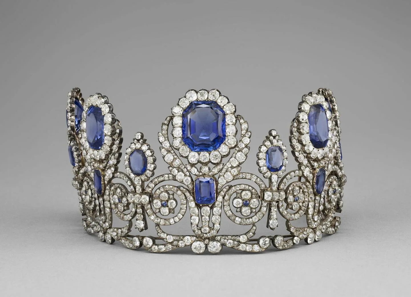 遭竊珍品：藍寶石冠冕與耳環套組（Sapphire Tiara, Necklace, and Earring Set），創作者與委託者至今不明，推測製作於19世紀初。歷史上曾由奧坦絲王后（Queen Hortense）與瑪麗．阿梅莉王后（Queen Marie-Amélie）佩戴。圖取自羅浮宮數位典藏網站