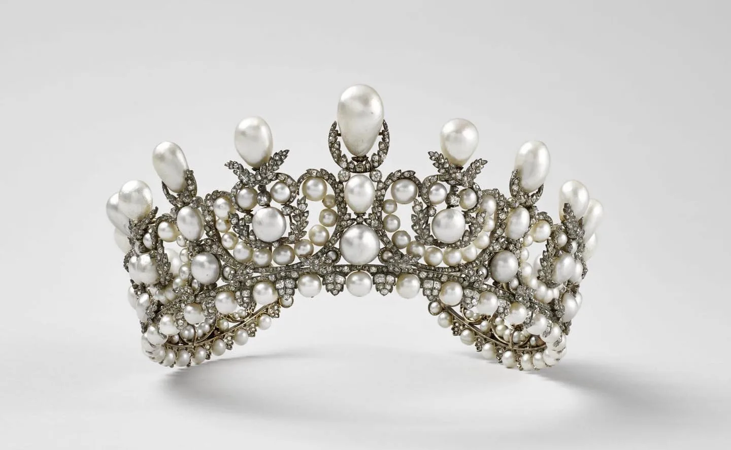 遭竊珍品：歐珍妮皇后冠冕（Tiara of Empress Eugénie），鑲有212顆珍珠、1998顆鑽石與992顆玫瑰式切割鑽石，原為皇后在國宴與正式典禮上配戴的頭飾。圖取自羅浮宮數位典藏網站