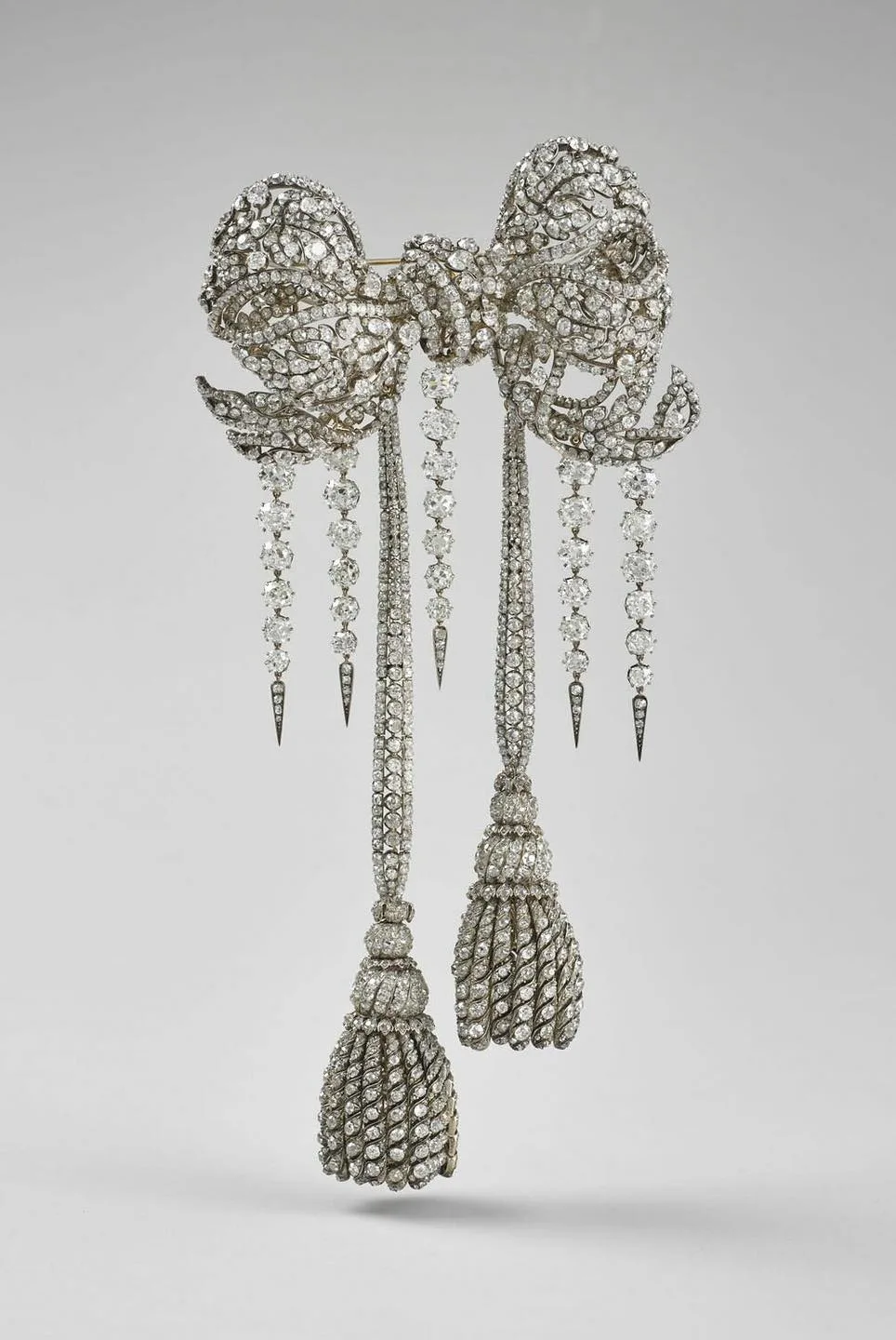 遭竊珍品：歐仁妮皇后胸前鑽石蝴蝶結別針（Empress Eugénie Decorative Bow），以2438顆鑽石與196顆玫瑰式切割鑽石組成的閃耀蝴蝶結，據傳為皇后腰帶的中央主飾，象徵她在宮廷中的地位。圖取自羅浮宮數位典藏網站