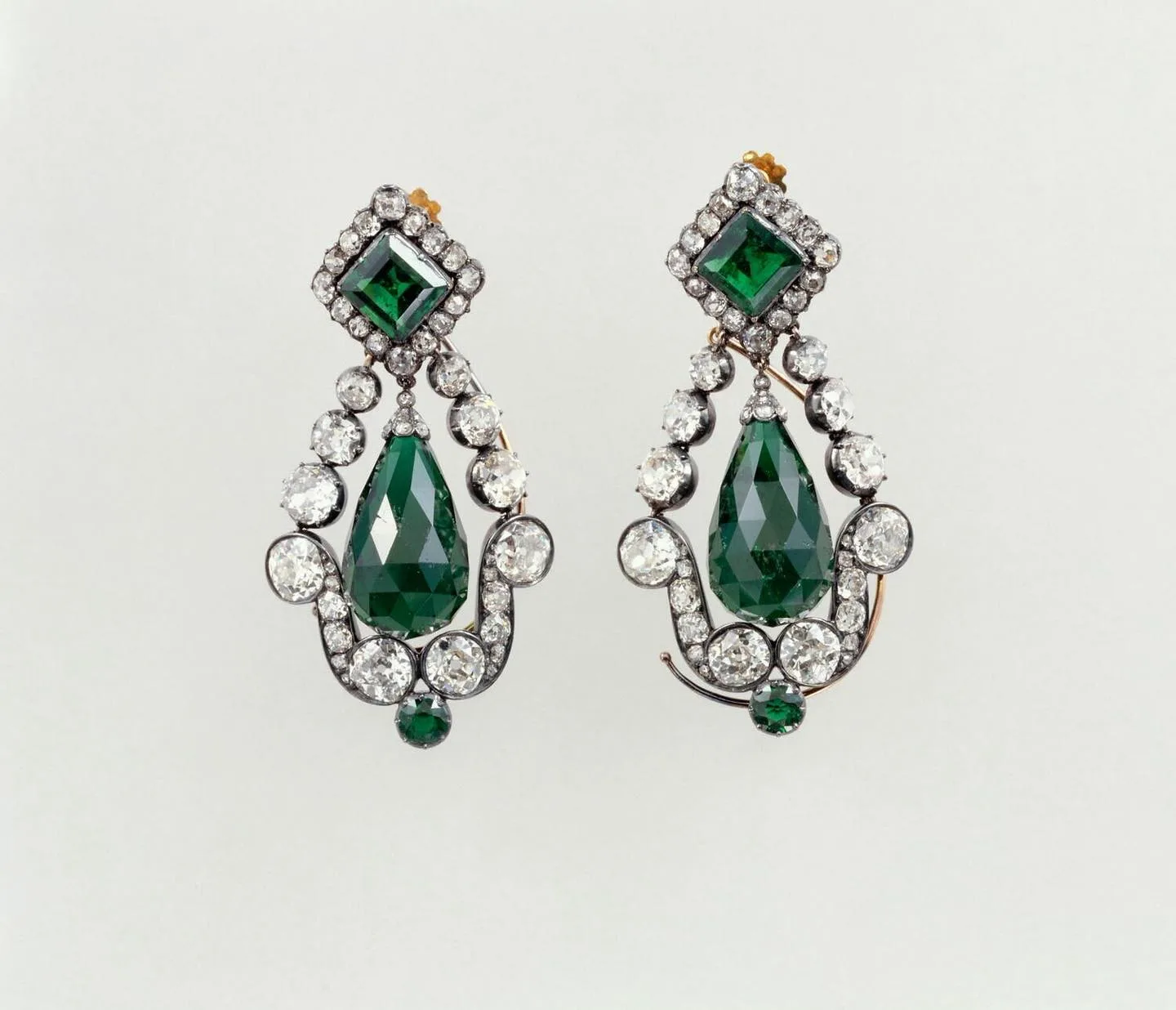 遭竊珍品：拿破崙贈瑪麗．路易絲的祖母綠婚禮珠寶組（Napoleon’s Emerald Wedding Gift Set），由拿破崙一世於1810年贈予皇后瑪麗．路易絲（Marie Louise），項鍊鑲有32顆祖母綠與1138顆鑽石，搭配一對祖母綠鑽石耳環，均被竊賊奪走。圖取自羅浮宮數位典藏網站