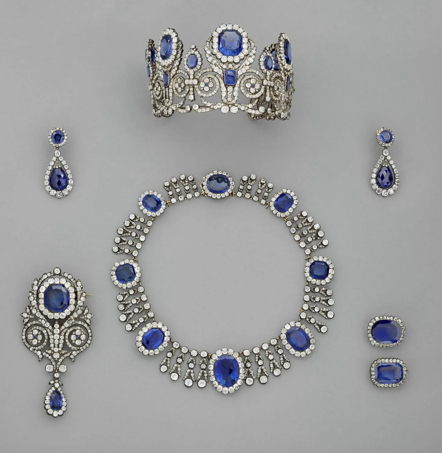 遭竊珍品：藍寶石冠冕與耳環套組（Sapphire Tiara, Necklace, and Earring Set），創作者與委託者至今不明，推測製作於19世紀初。歷史上曾由奧坦絲王后（Queen Hortense）與瑪麗．阿梅莉王后（Queen Marie-Amélie）佩戴。圖取自羅浮宮數位典藏網站