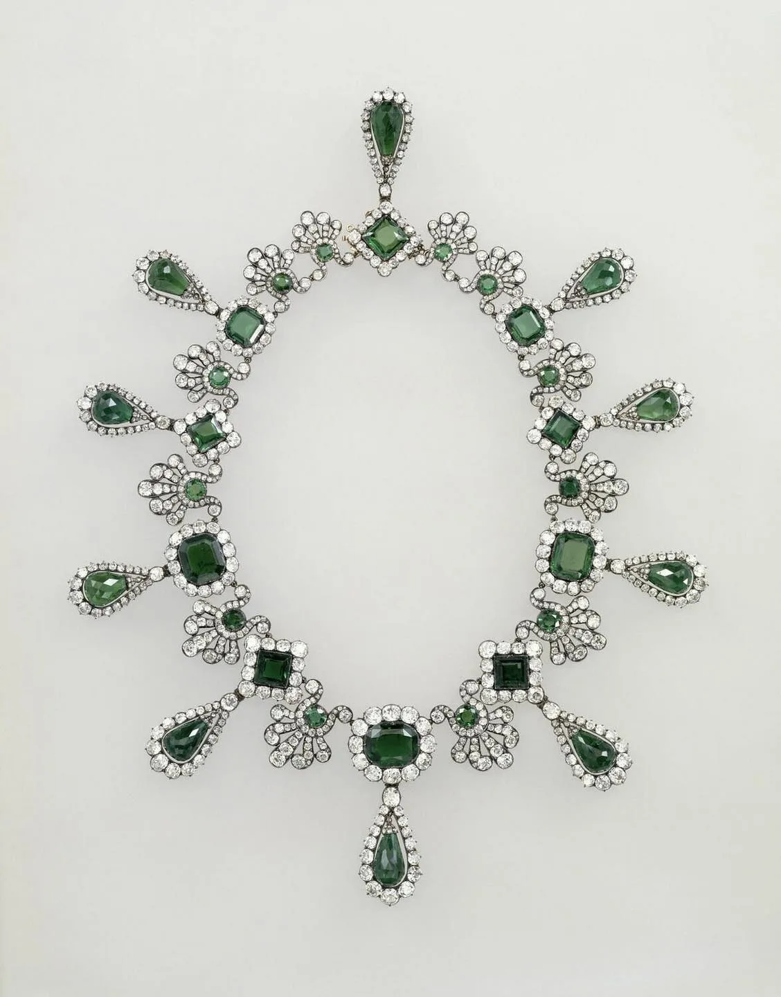 遭竊珍品：拿破崙贈瑪麗．路易絲的祖母綠婚禮珠寶組（Napoleon’s Emerald Wedding Gift Set），由拿破崙一世於1810年贈予皇后瑪麗．路易絲（Marie Louise），項鍊鑲有32顆祖母綠與1138顆鑽石，搭配一對祖母綠鑽石耳環，均被竊賊奪走。圖取自羅浮宮數位典藏網站