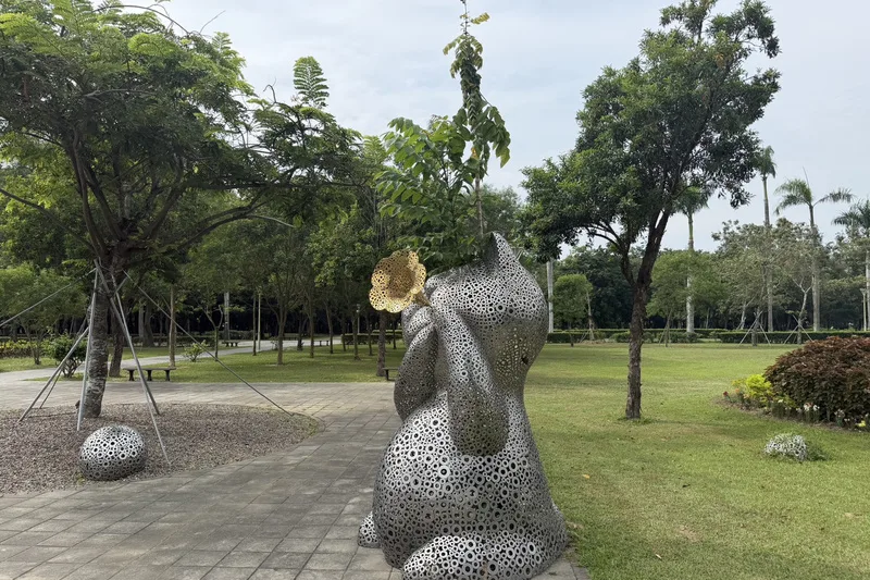 台南山上花園水道博物館入口廣場的造型裝置藝術「幸福．召喚」有樹苗竄出引發討論，形成生命與裝置藝術共生景象。台南市文化局提供