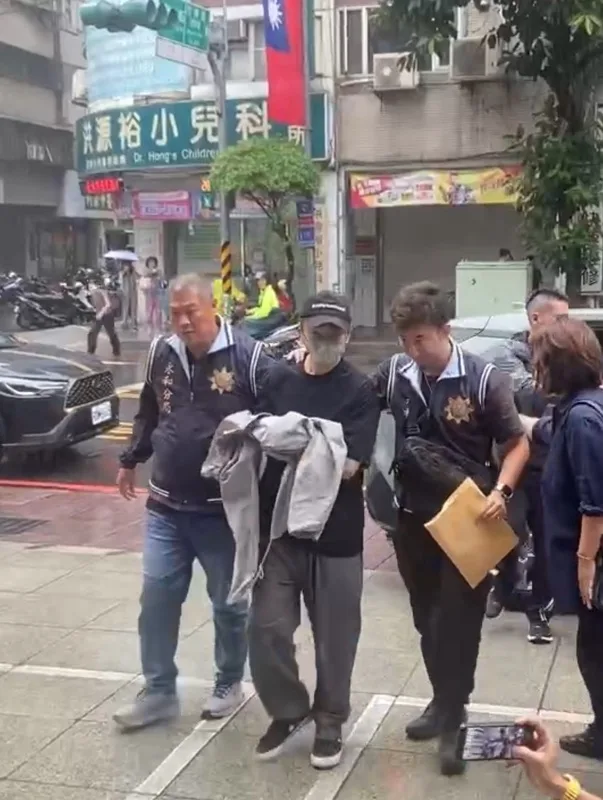 藝人閃兵案延燒，新北檢警展開第三波搜索，永和警分局21日上午將藝人張書偉（左2）拘提到案說明。翻攝畫面